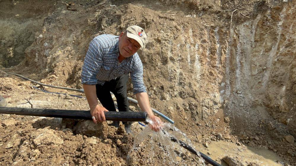 Kuraklıkla boğuşan mahallede kuyudan su fışkırdı! Bayram ediyorlar 3